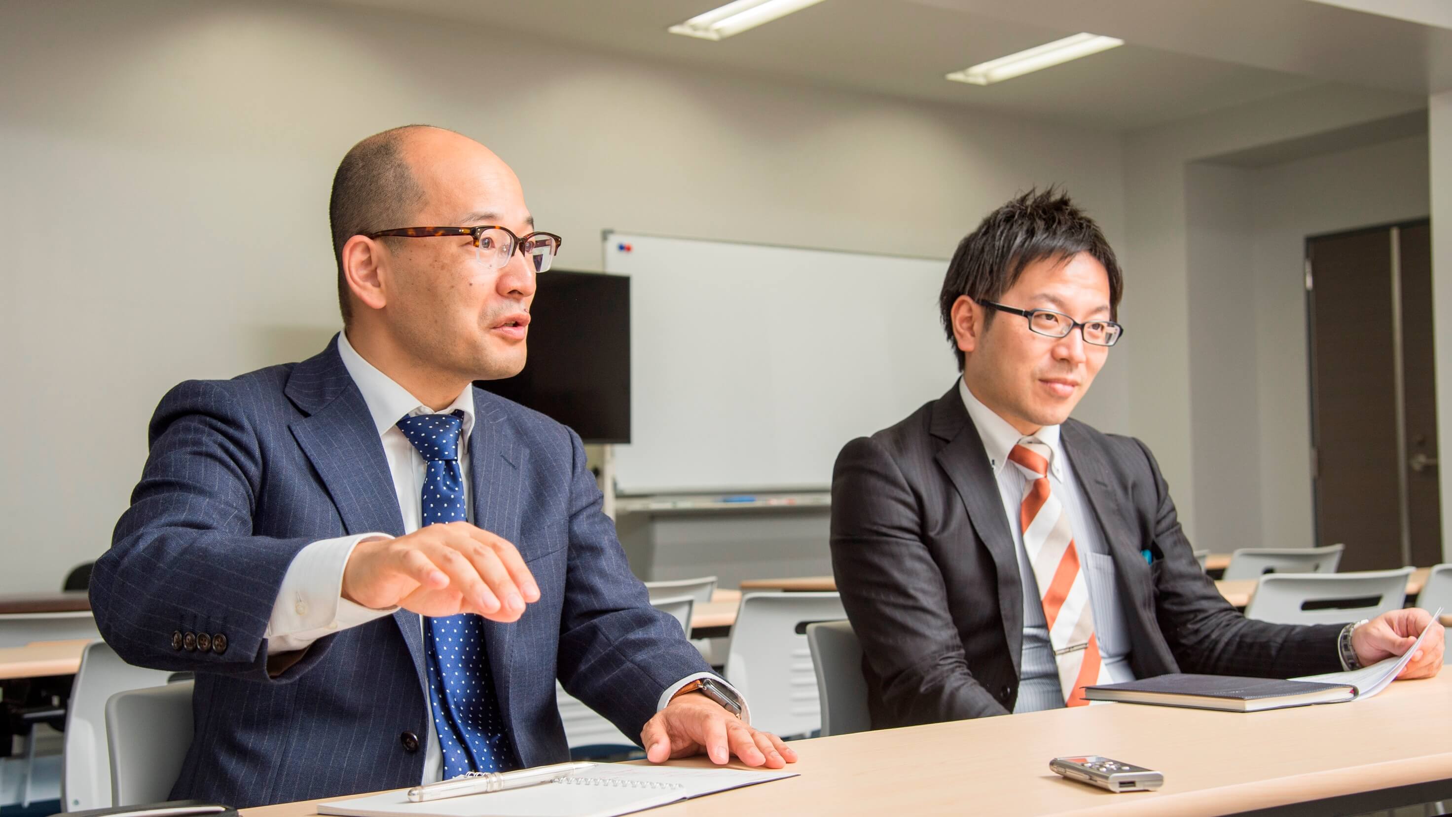 インタビュアー