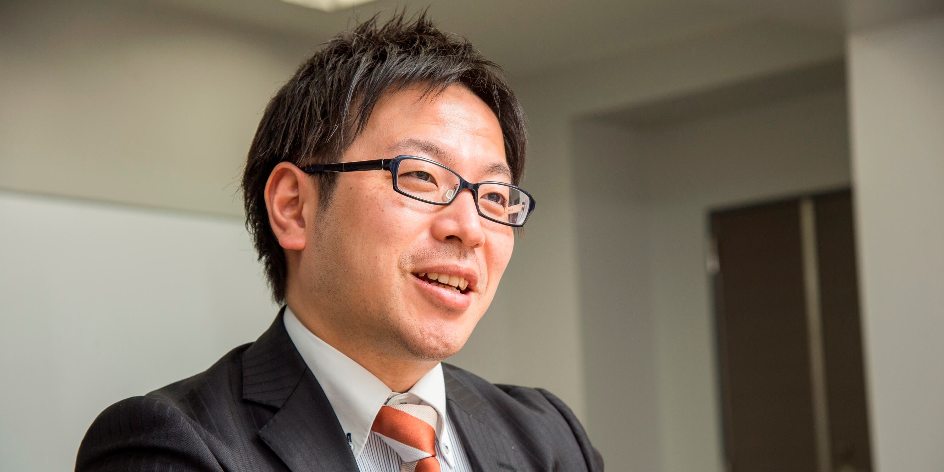 インタビュアー