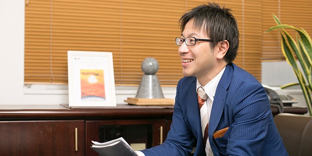 インタビュアー