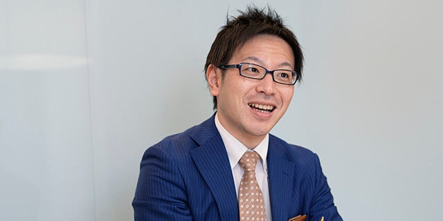 インタビュアー
