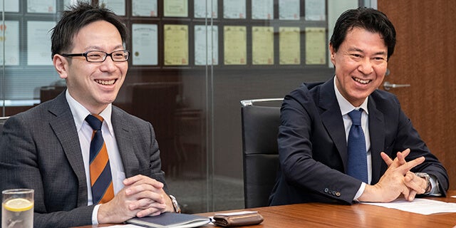 インタビュアー