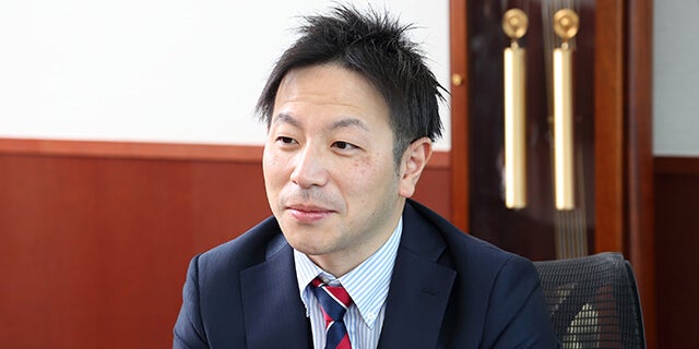 インタビュアー