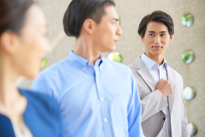 【オフィスカジュアル】ジャケットを羽織るのが一般的