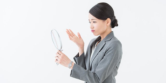 女性の転職 面接の服装でもう迷わない スーツ インナー バッグなどの選び方 着こなし方を紹介 バイトルマガジン Boms ボムス 女性の転職 面接の服装でもう迷わない スーツ インナー バッグなどの選び方 着こなし方を紹介 バイトルマガジン Boms ボムス