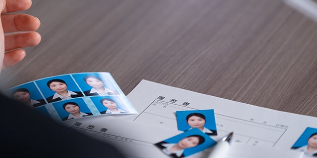 アルバイト用の履歴書にはどのサイズの写真を貼るのが正しい?