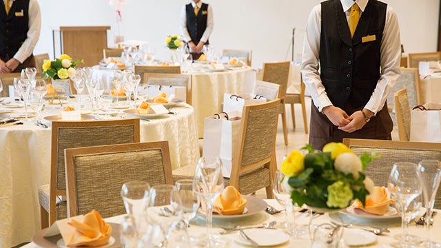 職業別の面接対策 ブライダル 結婚式場のバイトでよくある質問や志望動機の答え方を例文付きで解説 バイトルマガジン Boms ボムス 職業別の面接対策 ブライダル 結婚式場のバイトでよくある質問や志望動機の答え方を例文付きで解説 バイトルマガジン Boms ボムス