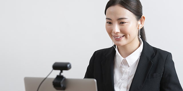 Web面接でイヤホンは付けるべき?