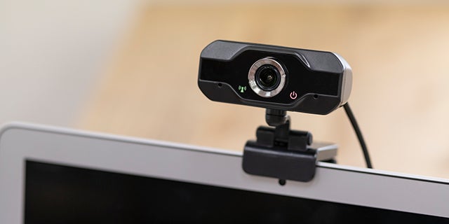 Web面接でカメラのベストな角度とは パソコンとスマホの注意点をそれぞれ紹介 バイトルマガジン Boms ボムス Web面接でカメラのベストな角度とは パソコンとスマホの注意点をそれぞれ紹介 バイトルマガジン Boms ボムス