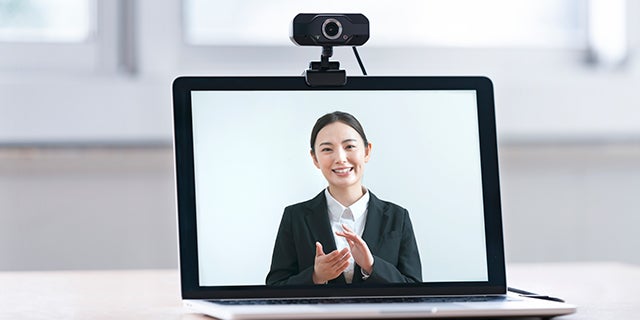 Web面接で目線は面接官の顔とカメラ、どっちに向ける?