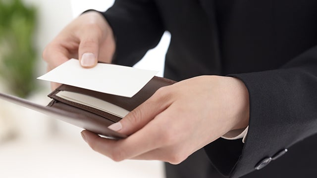 【転職の面接Q&A】現在の会社(前職)の名刺を渡すのはOK?もらう時はどうする?