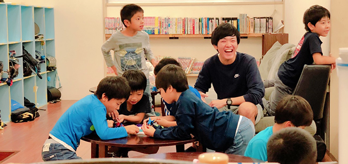 室内で遊ぶスタッフと子どもたち