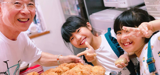 最年長スタッフと子どもたち