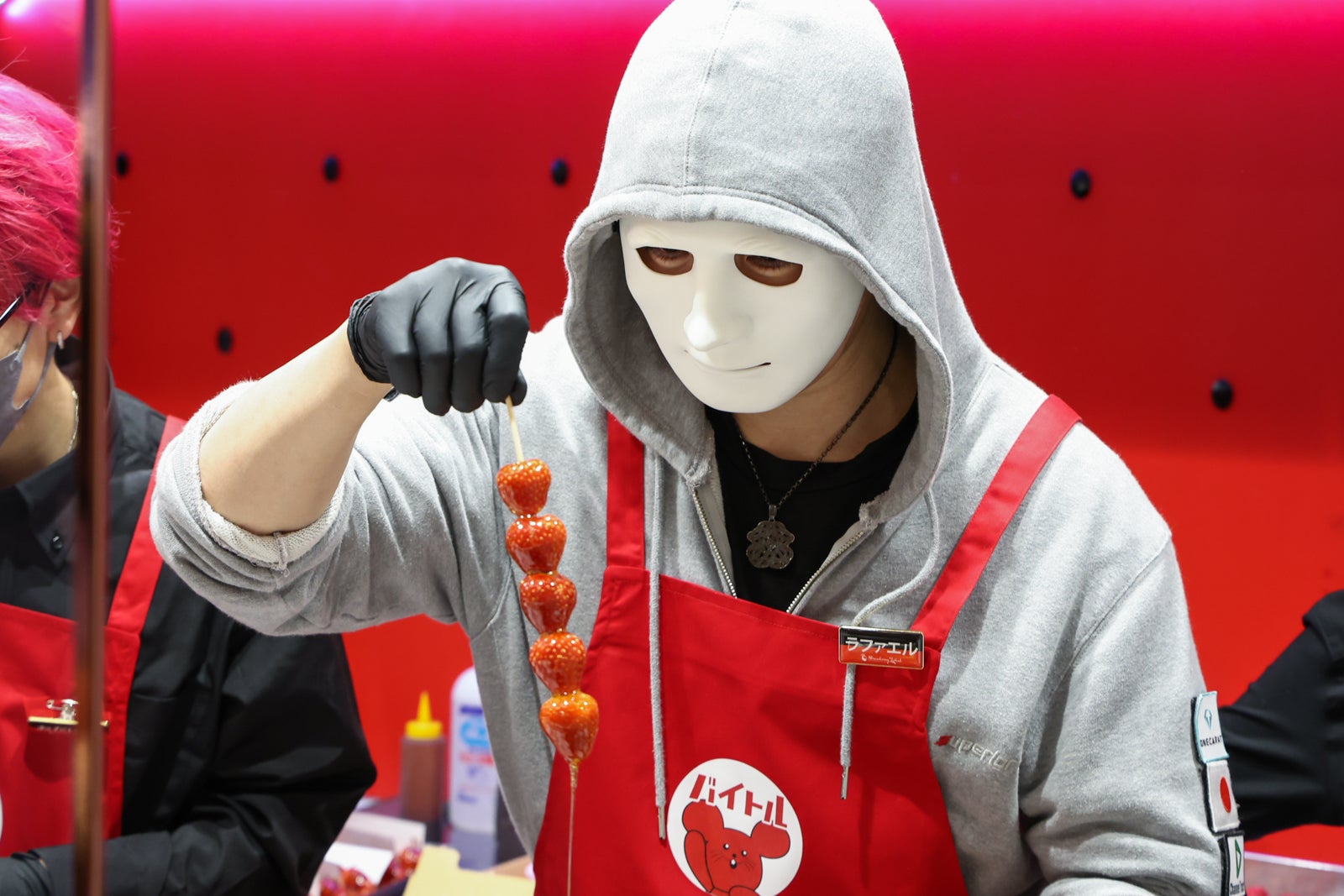 若さと明るい接客で勝負するラファエルチーム!