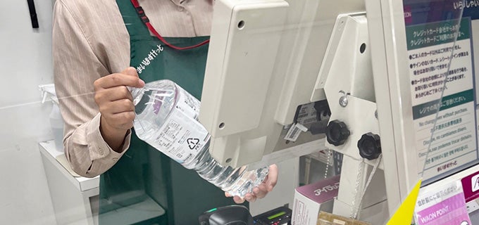 レジ対応をしている様子