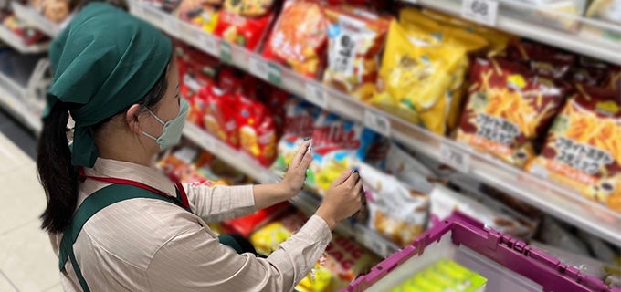 品出しを行っている様子