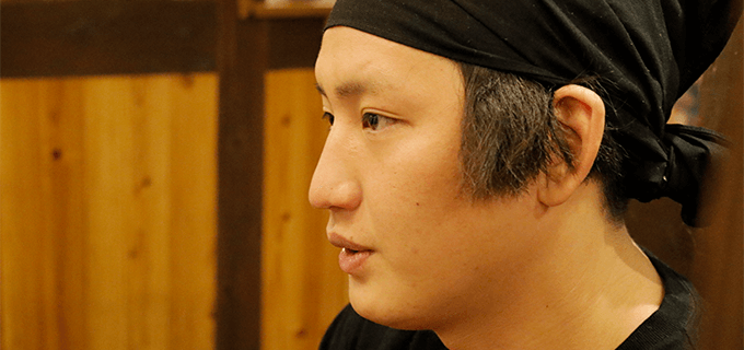 シニアに助けられていると語る株式会社鳥貴族の山本康輔店長