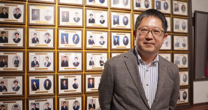 株式会社物語コーポレーション川添良介氏　本社のエントランスにて