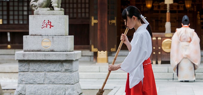 巫女の制服は神社ごとに決められた巫女装束を着る！
