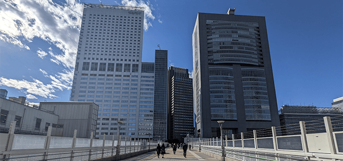 新宿サザンテラス|落ち着いた遊歩道にカフェやレストランが立ち並ぶ