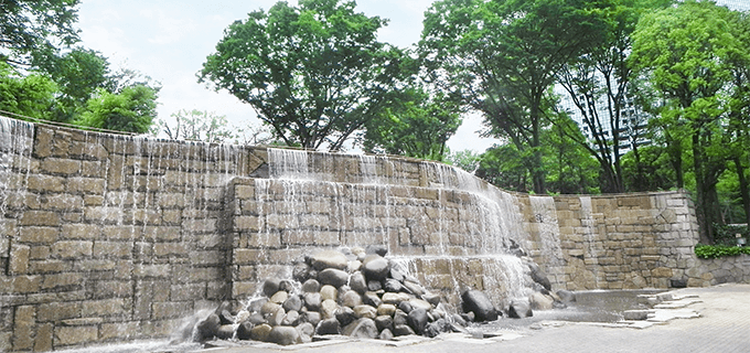 新宿中央公園|おしゃれなカフェ併設の広い公園
