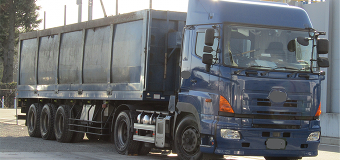 大型トラックの写真