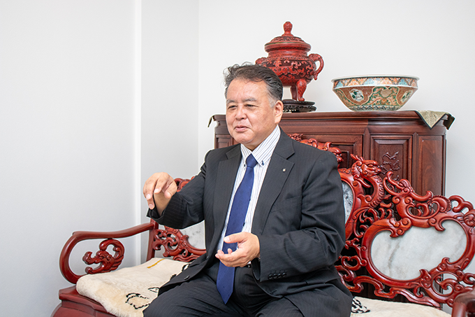 営業管理グループ統括シニアグループマネージャー 内田 達也氏のインタビューの様子