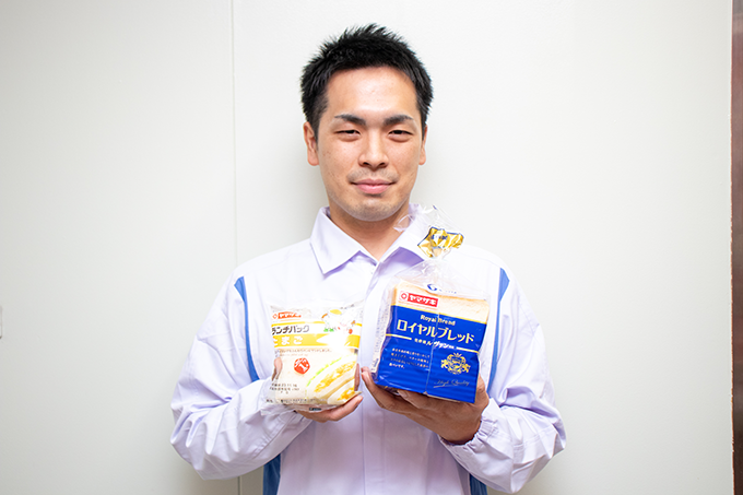 商品のパンを持つ松谷 涼太氏