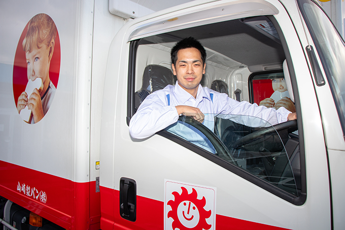 山崎製パンのトラックに乗る松谷 涼太氏