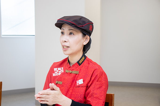 南海なんば駅店 副店長 山下 絵里子氏のインタビューの様子