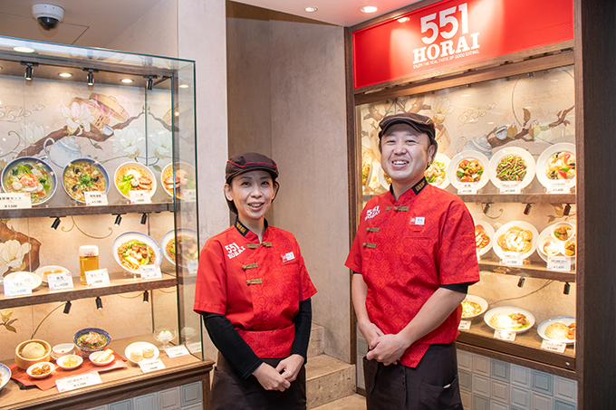 お店の前で並ぶ重光 亮兵氏と山下 絵里子氏