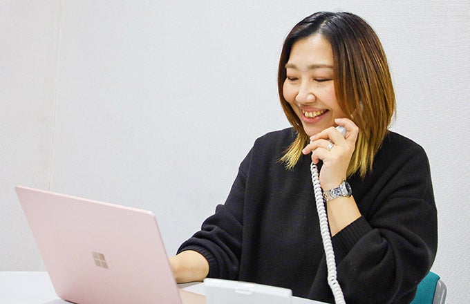 コーディネーターが登録スタッフとやり取りしている写真