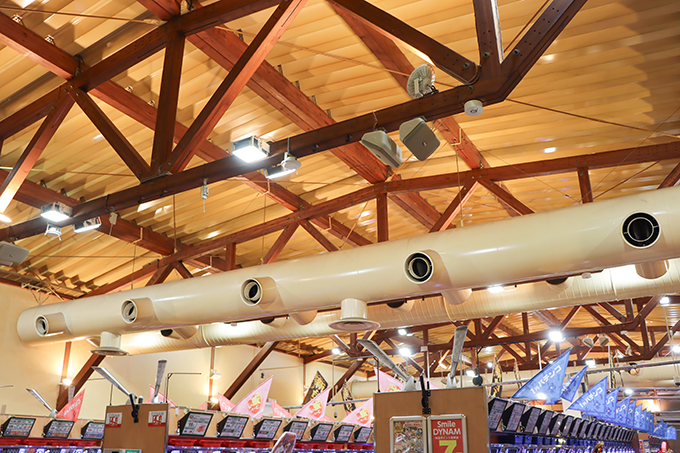 パチンコ店らしからぬ広く開放的な店内