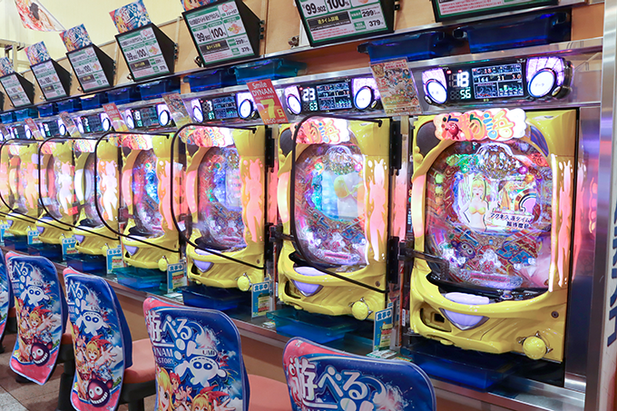 パチンコ台の間に取り付けられた分煙ボード