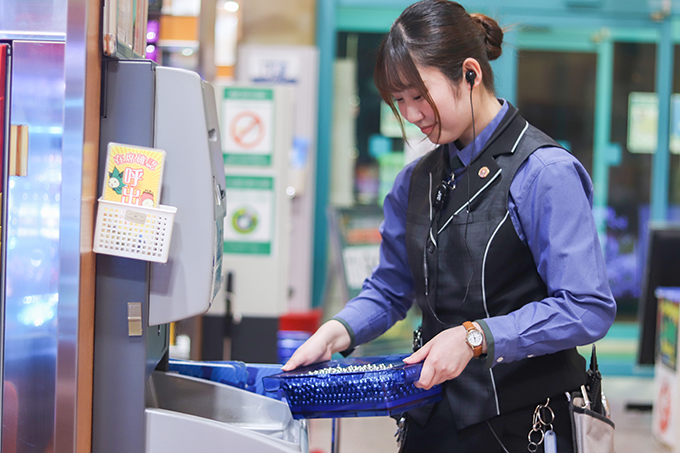 ドル箱を持ち上げる様子