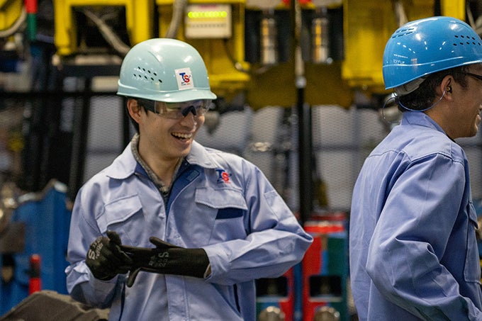 すれ違いざまに同僚に声をかける様子の写真