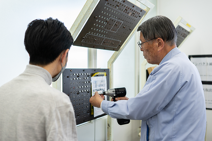 研修施設内で実技訓練を行っている様子