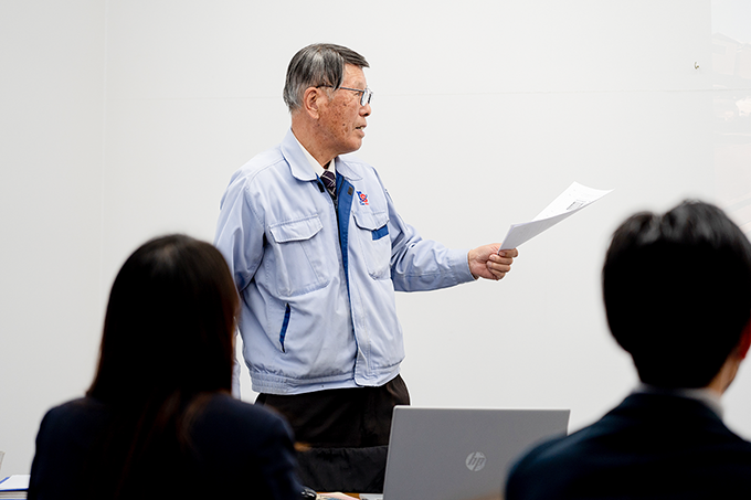 研修中の越本さんと受講生の様子