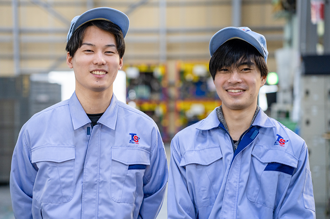 福岡県の自動車部品工場で働く白石さんと岡本さん