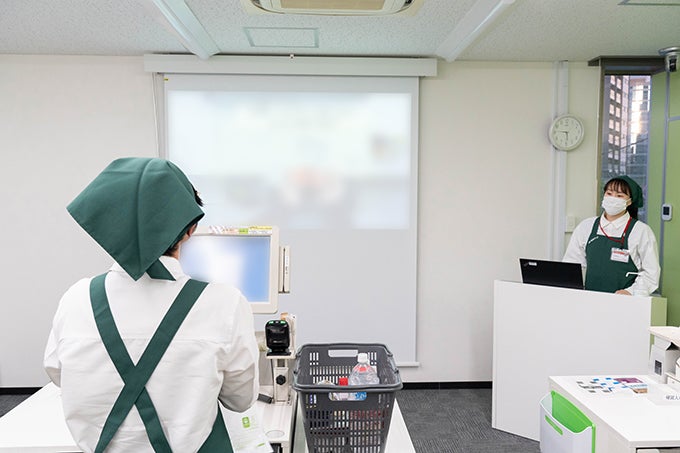 レジトレーニングの1コマ。「レジ業務を行う際の立ち方」から学んでいく