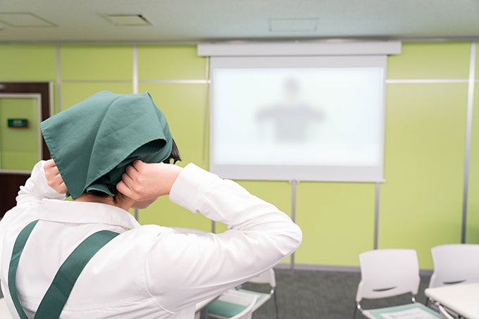 制服の着用方法のレクチャーも研修内容に組み込まれている。かなりの徹底ぶり！