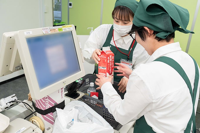 バーコードを読み取った商品を袋詰めしていく一連の動作を練習