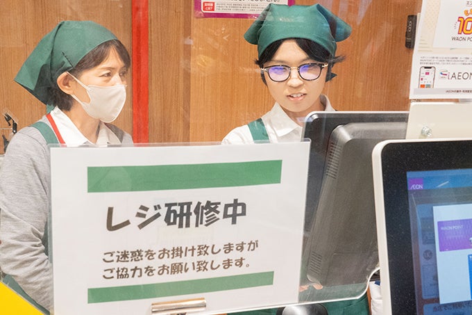トレーナーが手本を見せてくれるので、それと同じようにやってみる