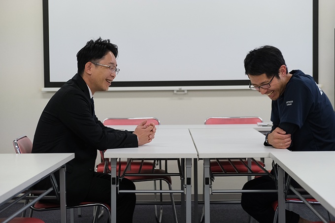 ドライバーと談笑する村上社長