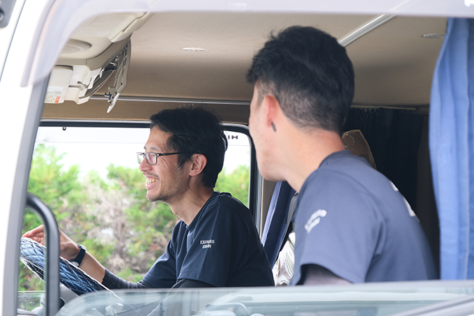 最初は先輩ドライバーの横乗りからスタート