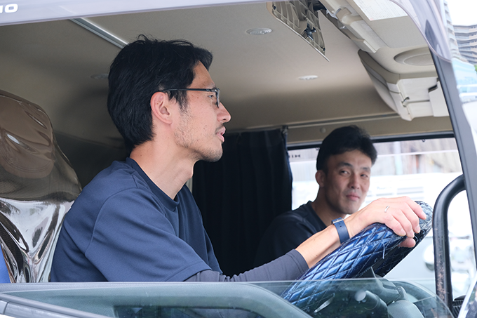 最初の1～2ヵ月は先輩ドライバーの横乗りからスタート