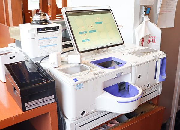 自動でお釣りが出てくるレジ