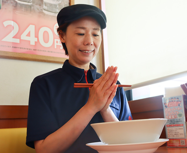 まかないを食べようとしている主婦Oさん