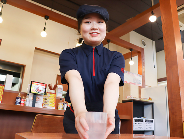 お冷を出している学生Nさん