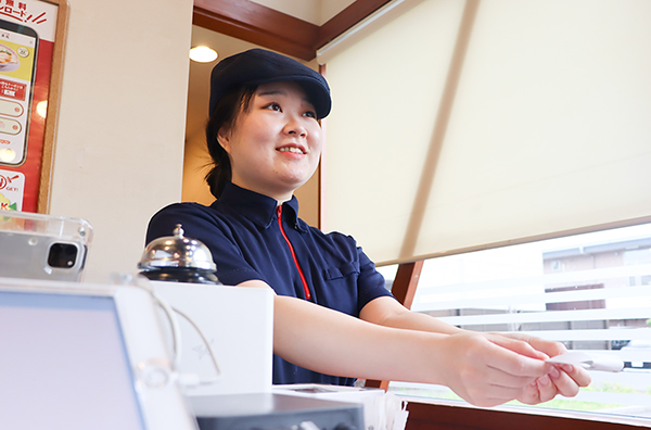 お会計対応をしている学生Nさん