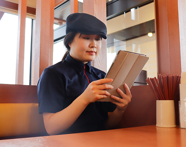 タブレット端末で動画を視聴している学生Nさん